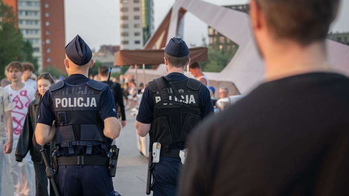 Policja na kładce pieszo-rowerowej na Wiśle.