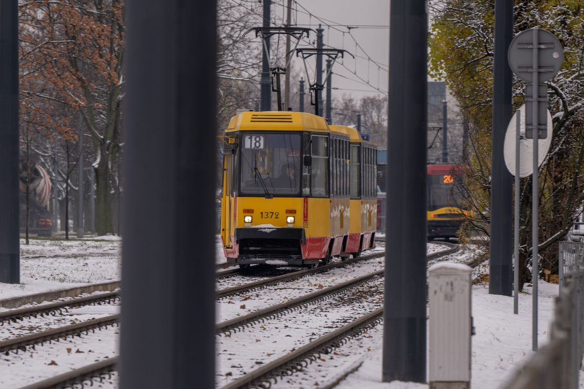 Tramwaj numer 18 w Warszawie.