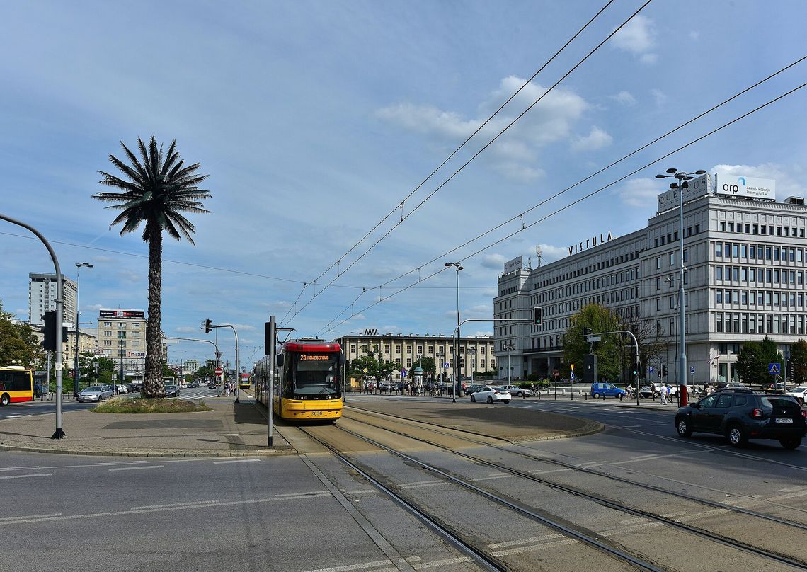Warszawska palma zyska zupełnie nowe otoczenie. Z ronda de Gaulle’a znika beton.