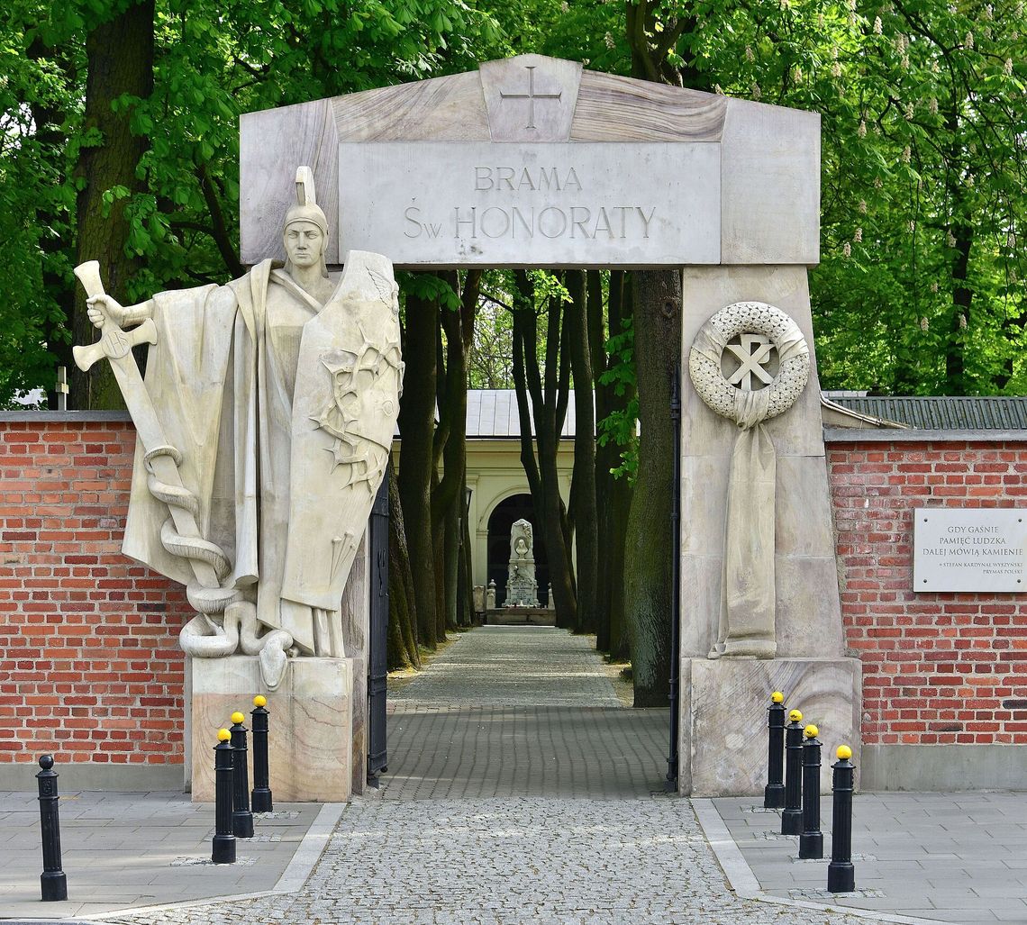 Warszawskie cmentarze szykują się na Wszystkich Świętych. Intensywne porządki trwają całą dobę.