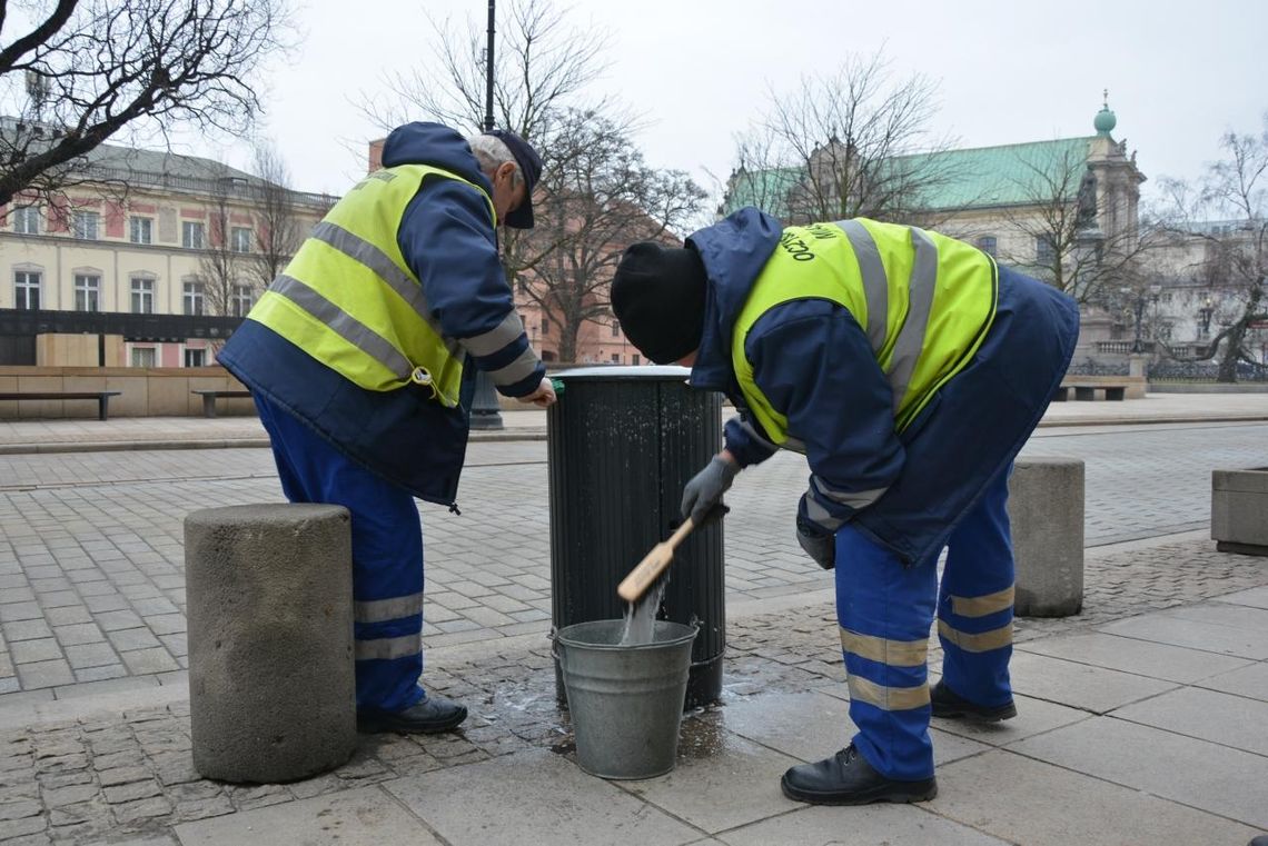 Warszawskie kosze przechodzą regularne czyszczenie. ZOM umyje ich tysiące. Warszawskie kosze przechodzą regularne czyszczenie. ZOM umyje ich tysiące.