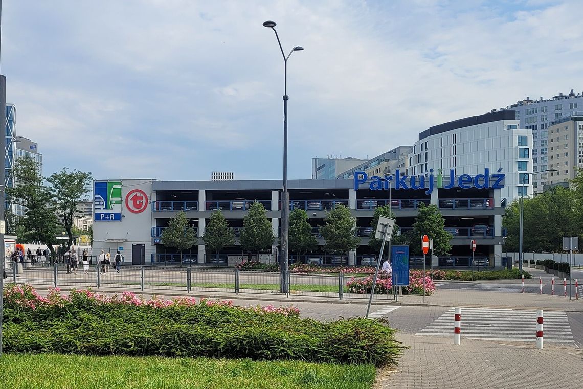 Warszawskie parkingi zmienią wygląd. Ponad 300 nowych roślin na pięciu obiektach P+R. Warszawskie parkingi zmienią wygląd. Ponad 300 nowych roślin na pięciu obiektach P+R.