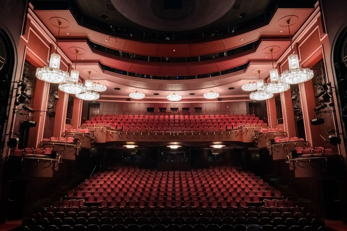 Warszawskie teatry witają wiosnę premierami.