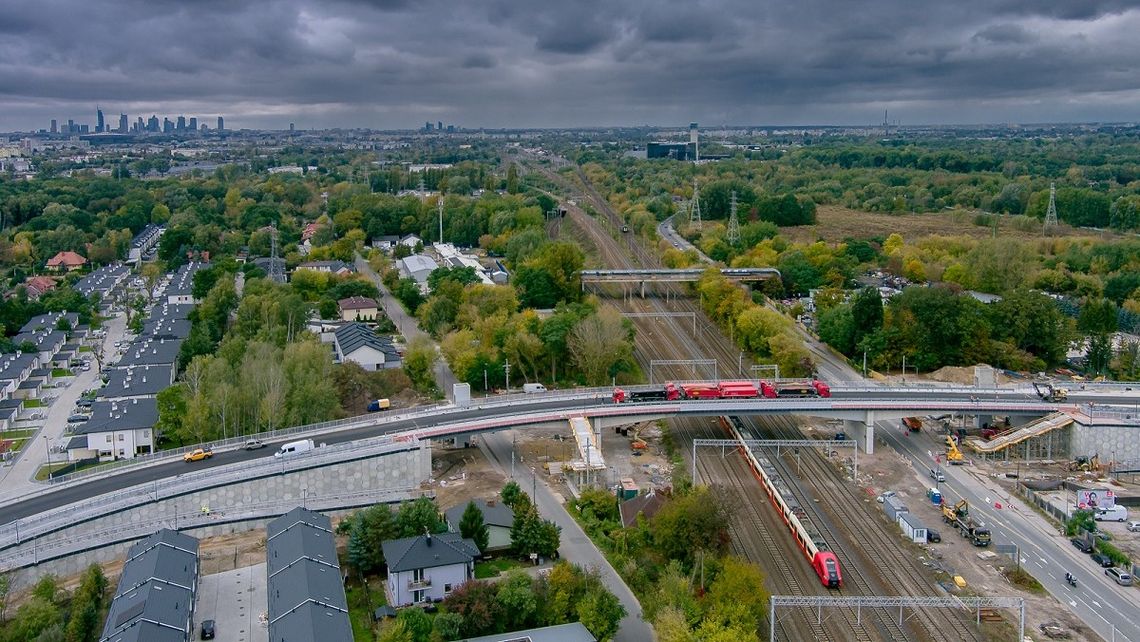 Wiadukt na Chełmżyńskiej niemal gotowy. Testowały go ciężarówki. Otwarcie przed zimą?