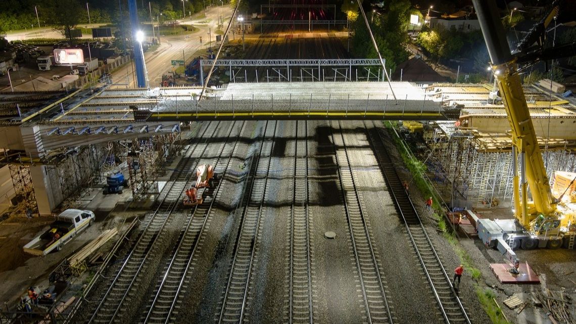 Wiadukt na ul. Chełmżyńskiej powstaje nawet nocą. Do otwarcia coraz bliżej