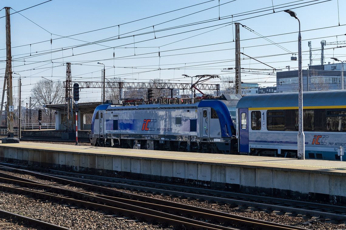 Więcej miejsc w pociągach na Wszystkich Świętych. PKP Intercity wzmacnia 126 składów.