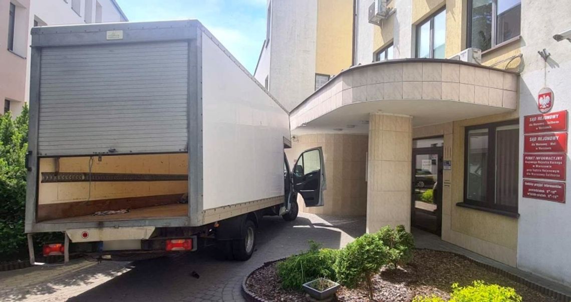 Wjechał w budynek sądu na Bemowie. Kierowca usłyszał aż cztery zarzuty. Miał także cztery sądowe zakazy prowadzenia pojazdów