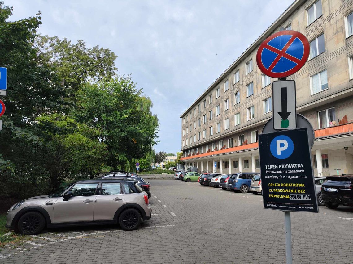 Parking przy Boya-Żeleńskiego 4a w Warszawie.