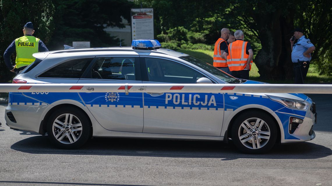 Wyłamał szlaban i uderzył w budynek sądu. Do zdarzenia doszło na Bemowie