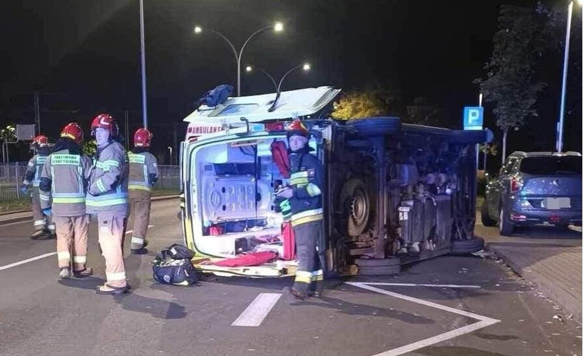 Wypadek na Bielanach. Taksówka zderzyła się z karetką. Pojazd przewrócił się