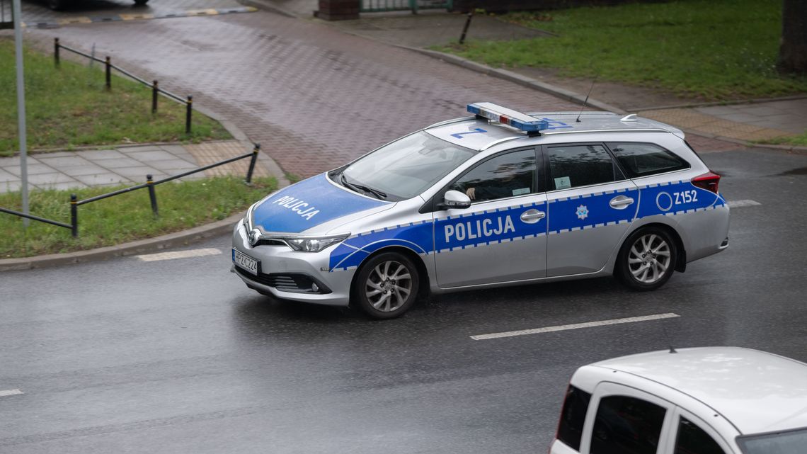 Wypadek na Woli. Kierowca przejechał pieszego i uciekł. Akcja policji trwa