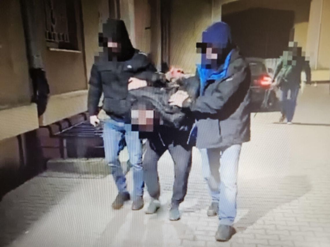 Mężczyzna został zatrzymany przez policjantów