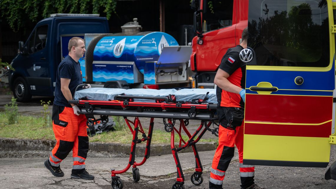 Zaatakował ratowników medycznych. Policja zatrzymała 53-latka.