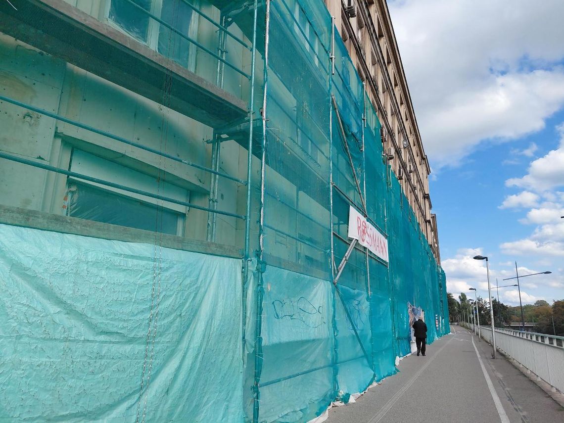 Zabytkowa elewacja przy Marszałkowskiej odzyska dawny wygląd. Miasto dofinansuje usuwanie pseudograffiti. Zabytkowa elewacja przy Marszałkowskiej odzyska dawny wygląd. Miasto dofinansuje usuwanie pseudograffiti.