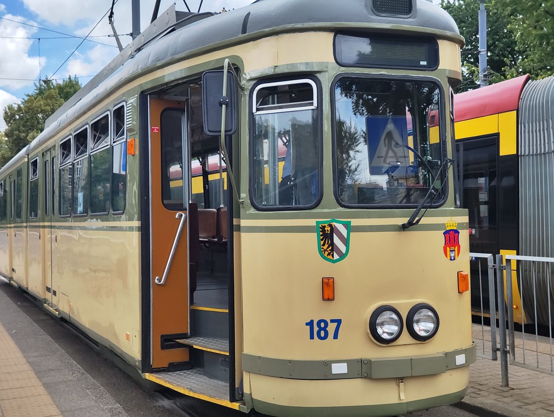 Zabytkowy tramwaj pojedzie szynami Warszawy. Niemiecki MAN GT6 do stolicy przyjechał z Krakowa