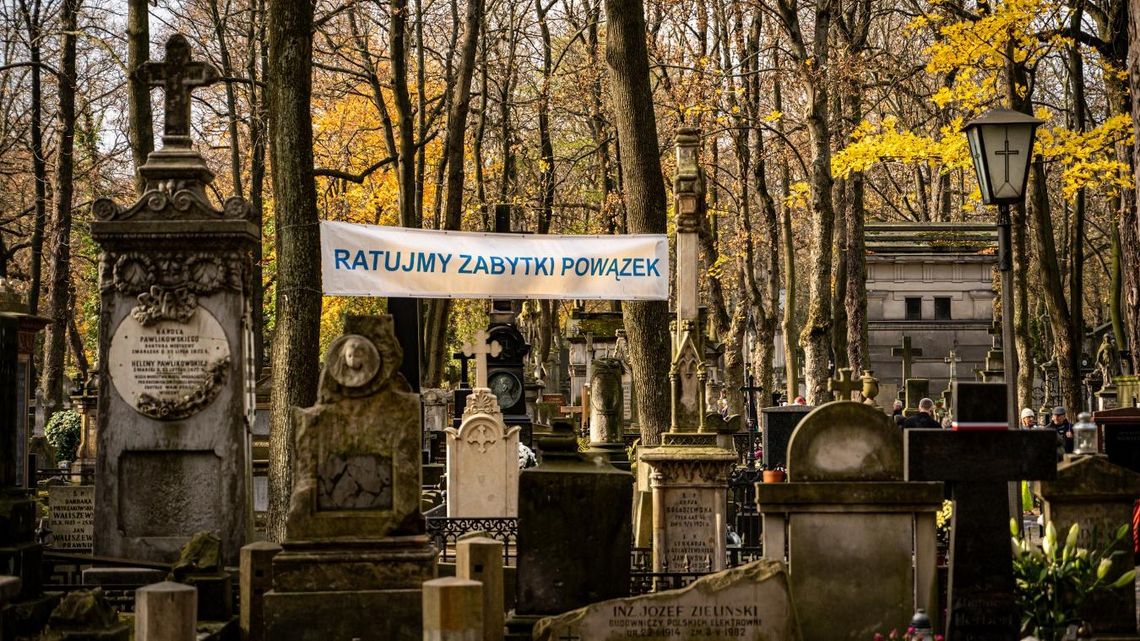 Zaduszkowa kwesta na Starych Powązkach. Akcje wspiera ponad 350 artystów i społeczników Zaduszkowa kwesta na Starych Powązkach. Akcje wspiera ponad 350 artystów i społeczników