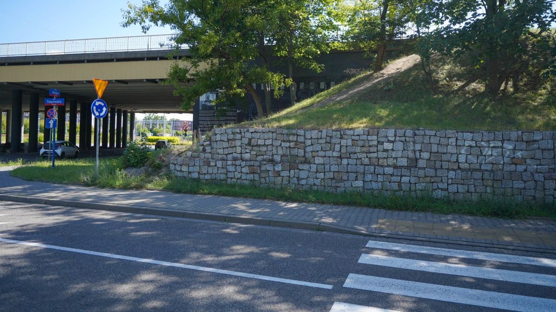 Zamiast wspinania się po skarpie, będą schody za 2 mln złotych. ZDM otworzyło już oferty
