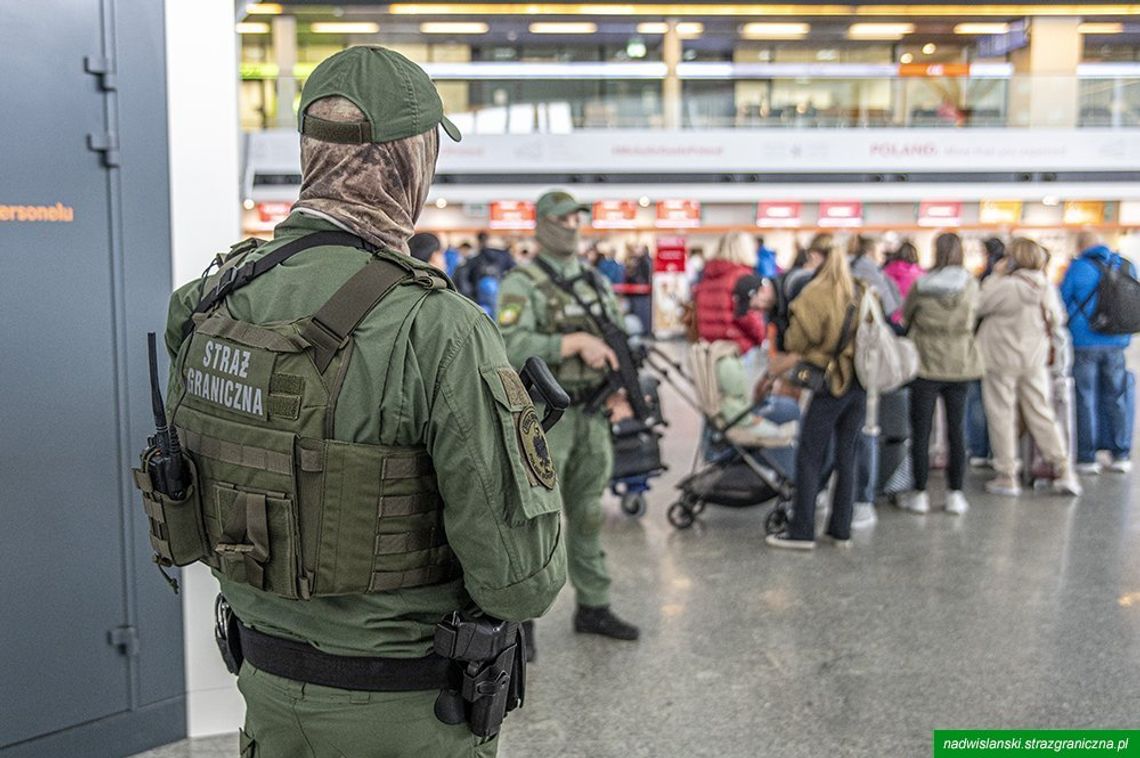 Zamieszanie na Lotnisku Chopina w Warszawie. Podróżni „żartowali”, że mają bombę