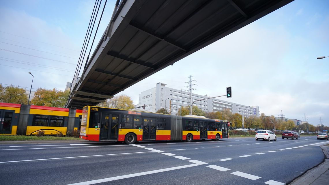 Zniknie kładka nad Wołoską przy Galerii Mokotów. Decyzja budzi kontrowersje