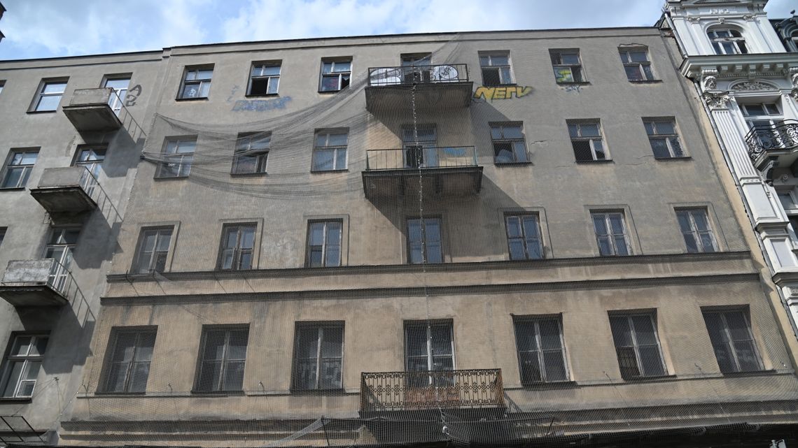 Zrujnowana kamienica przy Nowogrodzkiej 14. Konserwator ma związane ręce, a właściciel robi co chce