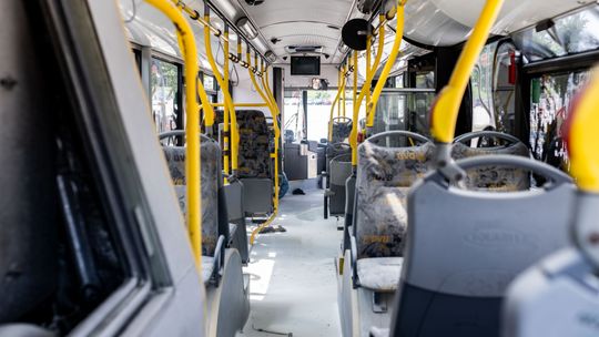 Zdewastowany autobus miejski