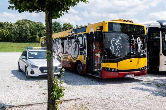 Zdewastowany autobus miejski pod Stadionem Narodowym