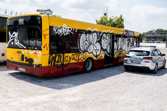 Zdewastowany autobus miejski pod Stadionem Narodowym