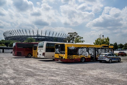 Zdewastowany autobus miejski pod Stadionem Narodowym