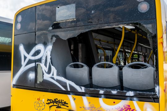 Zdewastowany autobus miejski pod Stadionem Narodowym