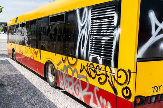 Zdewastowany autobus miejski pod Stadionem Narodowym