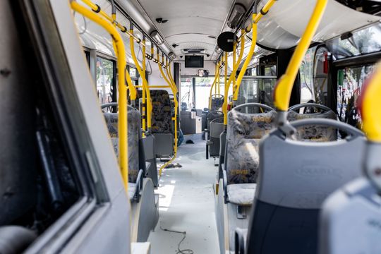 Zdewastowany autobus miejski pod Stadionem Narodowym