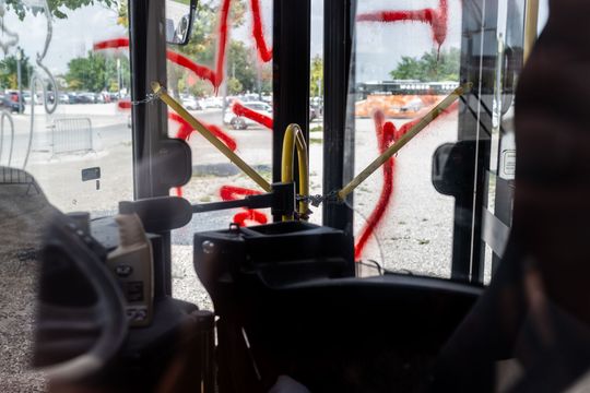 Zdewastowany autobus miejski pod Stadionem Narodowym