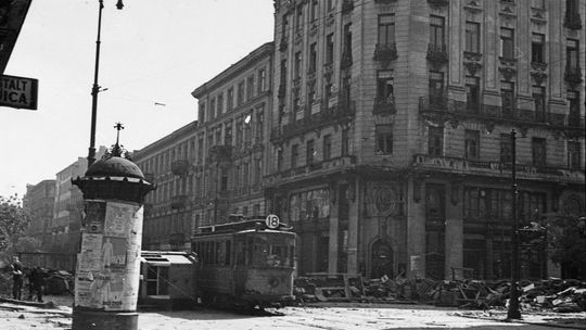 Barykada i unieruchomione tramwaje na ul. Marszałkowskiej