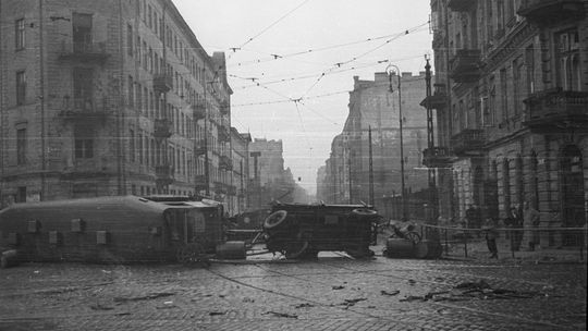 Barykada z tramwaju na skrzyżowaniu ul. Złotej i Żelaznej