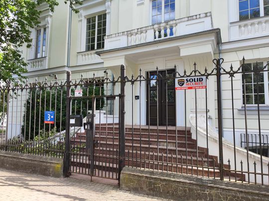 Pałac przy Dworkowej 3 i pomnik po drugiej stronie ulicy.