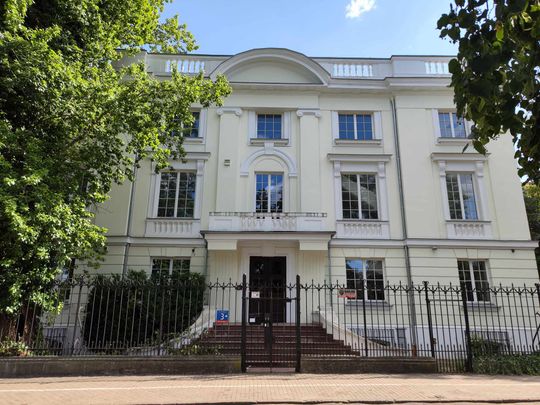 Pałac przy Dworkowej 3 i pomnik po drugiej stronie ulicy.