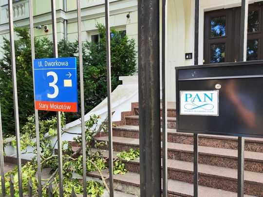 Pałac przy Dworkowej 3 i pomnik po drugiej stronie ulicy.