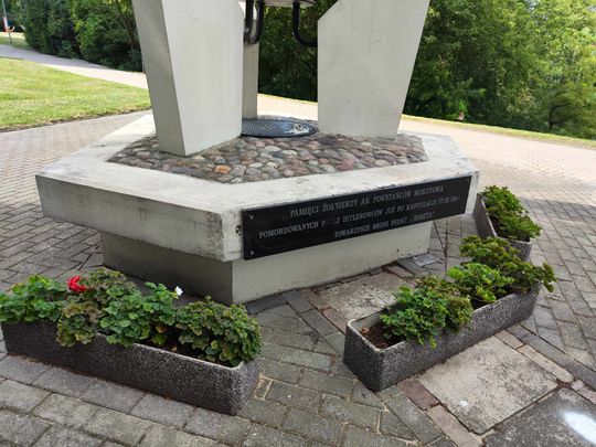Pałac przy Dworkowej 3 i pomnik po drugiej stronie ulicy.