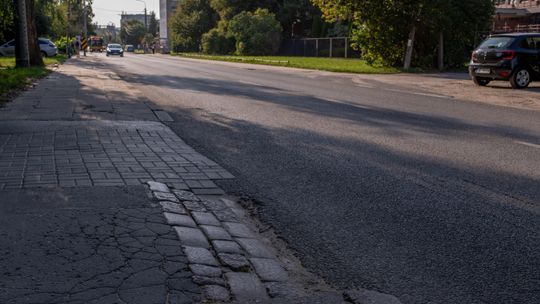 Ulica Bartycka na Mokotowie. Tak wygląda droga do Kopca Powstania Warszawskiego.