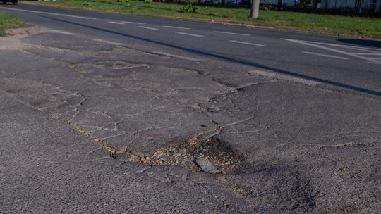 Ulica Bartycka na Mokotowie. Tak wygląda droga do Kopca Powstania Warszawskiego.