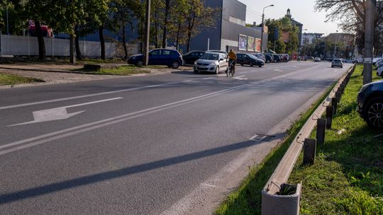 Ulica Bartycka na Mokotowie. Tak wygląda droga do Kopca Powstania Warszawskiego.