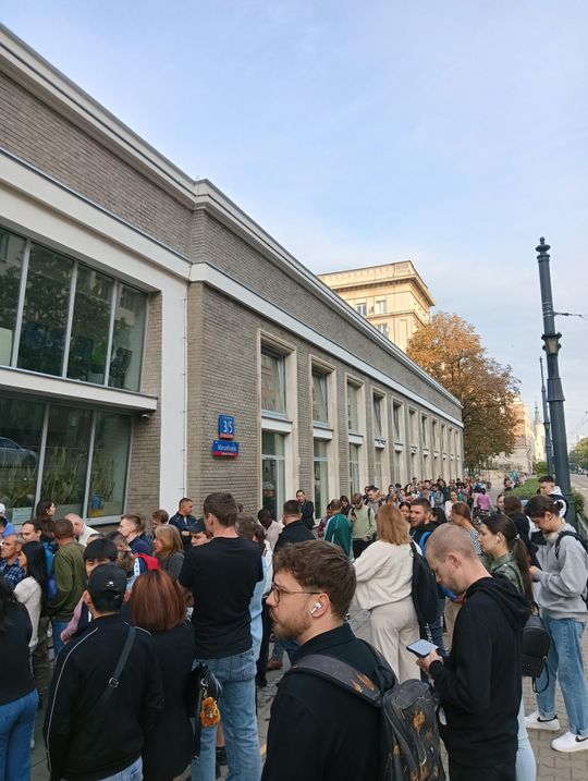 Kolejki i chaos w Mazowieckim Urzędzie ds. Cudzoziemców