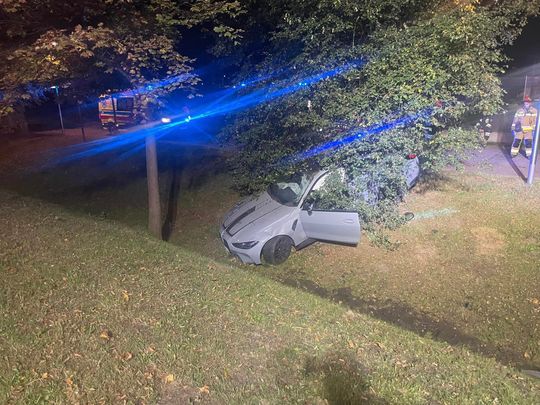 SPORTOWE BMW WJECHAŁO W RÓW W WILANOWIE.