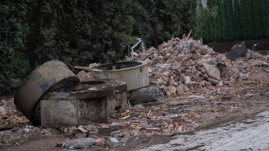 Rozbiórka przy Określonej 19a w Warszawie.