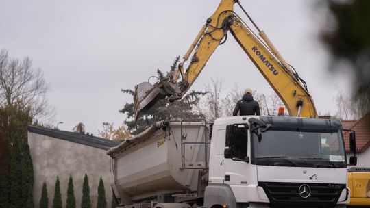 Rozbiórka przy Określonej 19a w Warszawie.