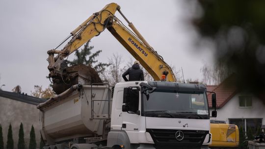 Rozbiórka przy Określonej 19a w Warszawie.