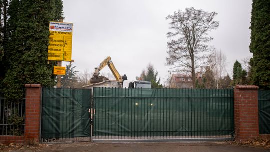 Rozbiórka przy Określonej 19a w Warszawie.