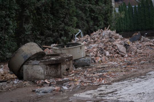 Rozbiórka przy Określonej 19a w Warszawie.