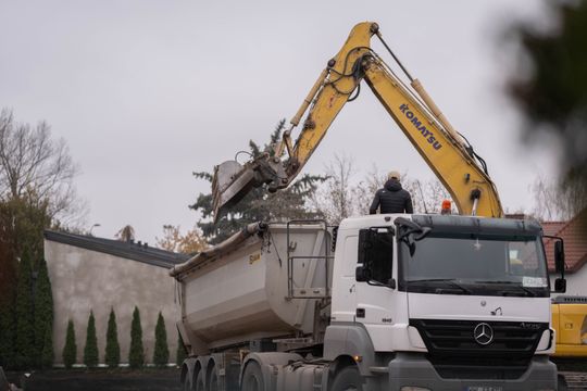 Rozbiórka przy Określonej 19a w Warszawie.
