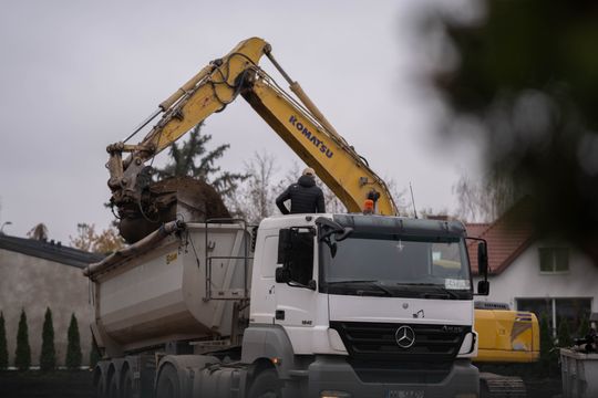Rozbiórka przy Określonej 19a w Warszawie.